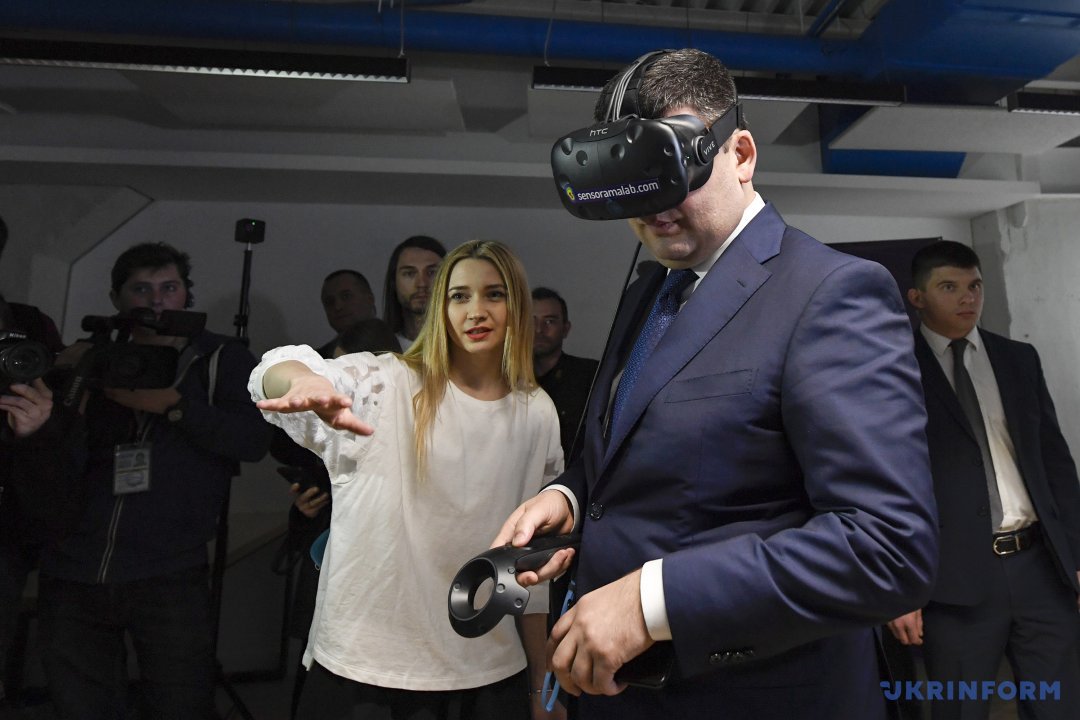 Прем'єр-міністр України Володимир Гройсман випробовує окуляри віртуальної реальності під час відвідування технопарку UNIT City, Київ, 6 квітня 2017 року. Фото: Владислав Мусієнко.