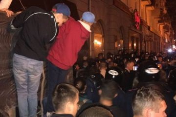Поранення ветерана АТО: у Полтаві мітинг рушив від мерії до поліції