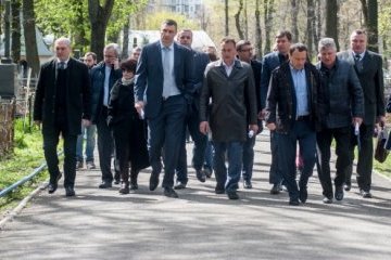 Кличко доручив упорядкувати кладовища до поминальних днів