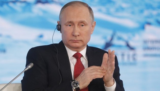 Путін запропонував Комі політичний притулок і звинуватив США у пропаганді