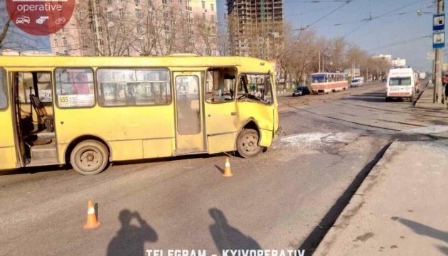 У Києві трамвай і маршрутка не поділили дорогу, є постраждалі