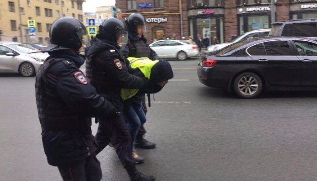 У Москві продовжують “вантажити” в автозаки учасників акції. Є неповнолітні