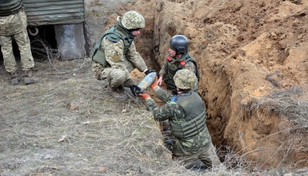 З початку року групи розмінування 38 разів допомагали рембригадам — штаб ООС