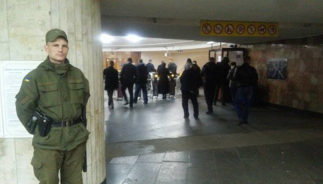 У метро Києва поліція “ліквідувала терористів” і “звільнила заручників”