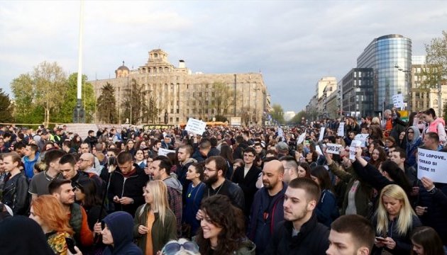 Багатотисячні антиурядові мітинги пройшли у 15 містах Сербії