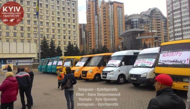 Водії маршруток під Київською ОДА мітингують проти зниження цін на проїзд