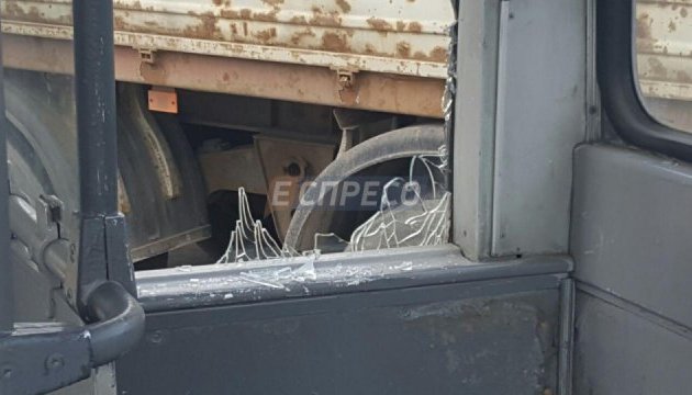 У Києві тролейбус із пасажирами врізався у вантажівку