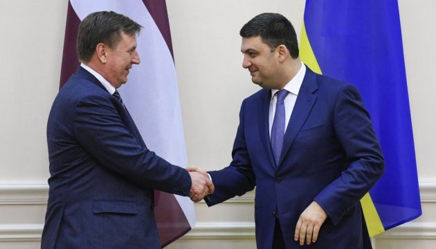 Прем’єр Латвії підтвердив Гройсману підтримку безвізу для України