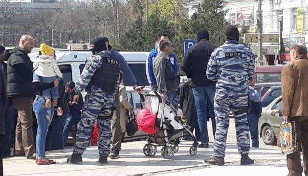 Затриманих на ринку в Сімферополі тримають у Центрі з протидії екстремізму