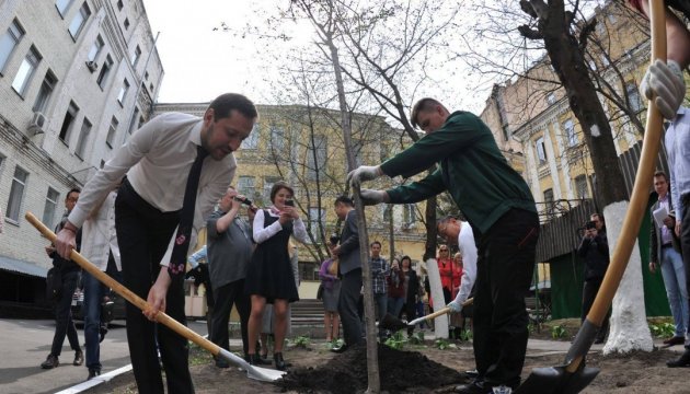 2,500 cherry blossoms for Ukraine: Ambassador of Japan plants tree in Ukrinform agency’s yard. Photos