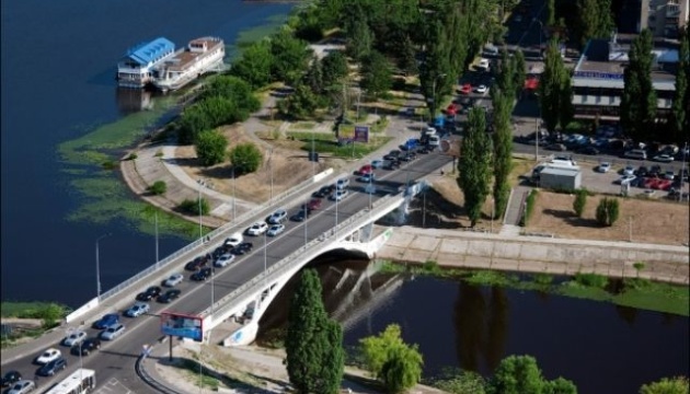 Сьогодні у Києві обмежать рух на мосту через Русанівський канал