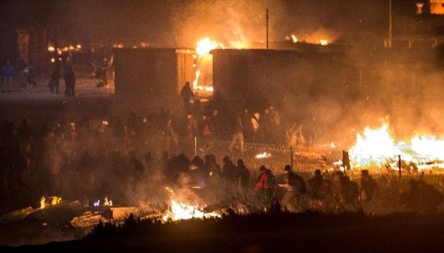 У Франції згорів табір для мігрантів, є постраждалі