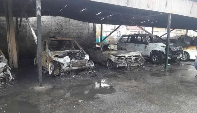 На автостоянці в Харкові вигоріли вщент шість автомобілів