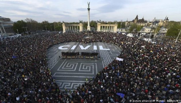 Тисячі угорців вийшли на антиурядові протести у Будапешті - ЗМІ