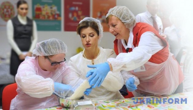 Марина Порошенко разом з дітьми з особливими потребами приготувала великодні паски