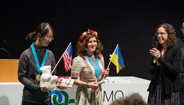 Гройсман привітав харківську школярку з перемогою в Європейській математичній олімпіаді