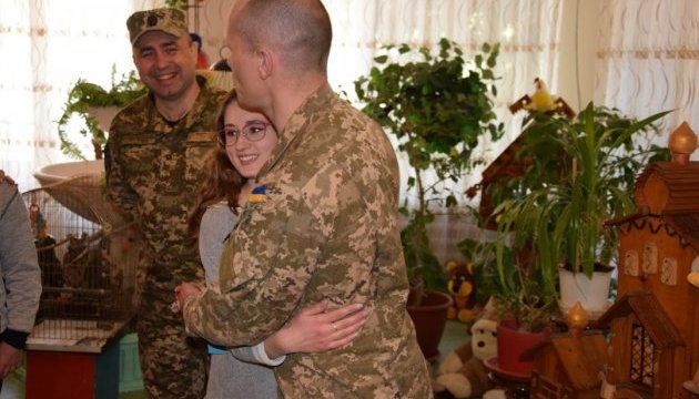 Військові льотчики привезли великодні дарунки вихованцям дитбудинків Донбасу