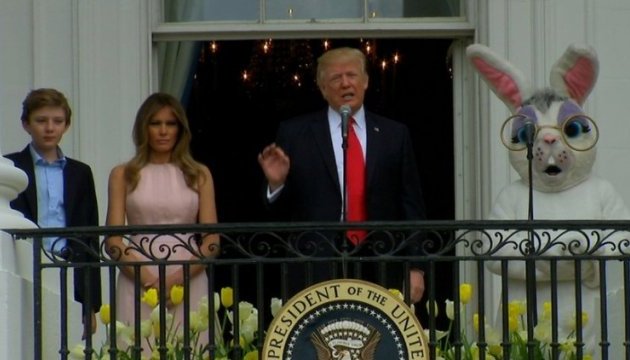 Конфуз дня: Трамп забув покласти руку на серце під час виконання гімну США