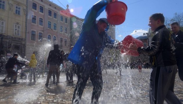 Обливаний понеділок: львів'яни влаштували водні баталії посеред міста
