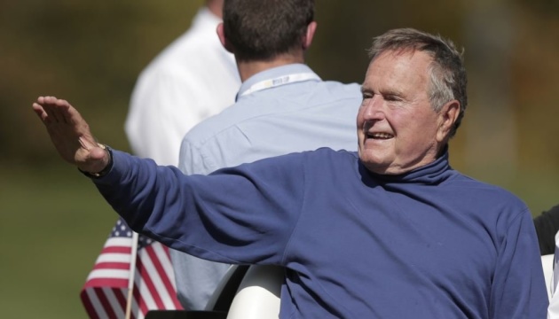 Джордж Буш-старший одужує, втім залишається в лікарні