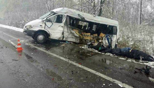 На Харківщині мікроавтобус влетів у вантажівку, четверо загиблих