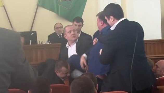 У Харкові під час сесії екс-депутата винесли із зали на руках�