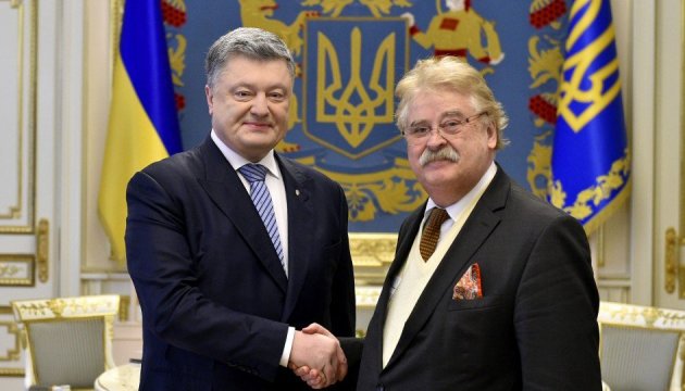 Petro Poroshenko galardonó a Elmar Brok con la Orden de Yaroslav El Sabio
