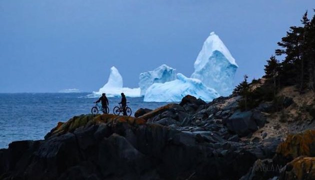 У Канаді велетенський айсберг спричинив туристичний бум