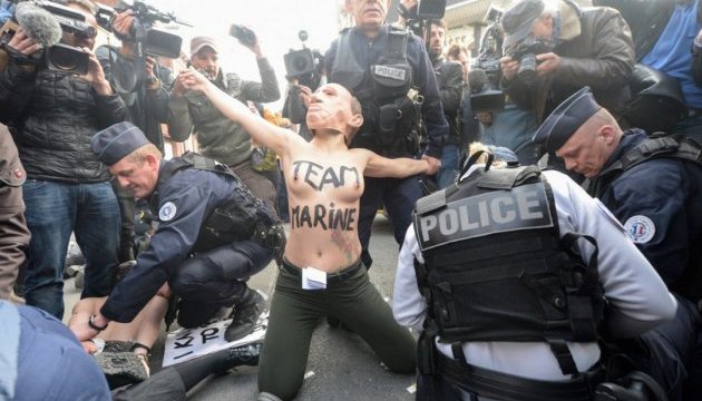 У Франції затримали Femen у масках Путіна, Ле Пен та Асада