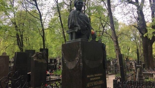 З могили Лесі Українки вкрали бронзові елементи З могили Лесі Українки вкрали бронзові елементи