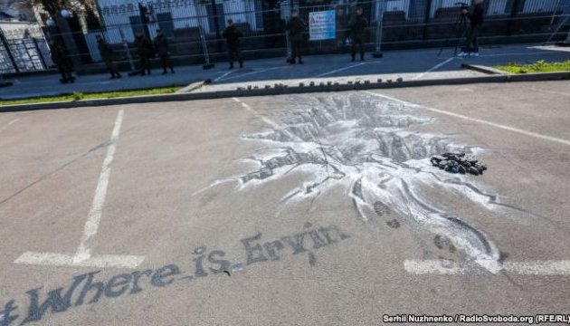 КримЅОЅ намалював біля посольства РФ прірву, в якій зникають люди