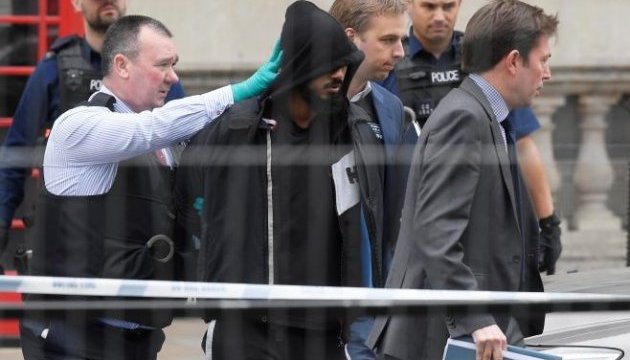 Біля резиденції Мей у Лондоні арештували озброєного чоловіка