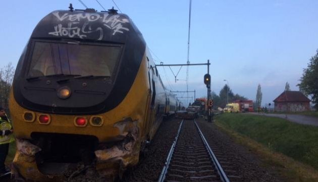 У Нідерландах на кордоні з Бельгією потяг зіткнувся з вантажівкою