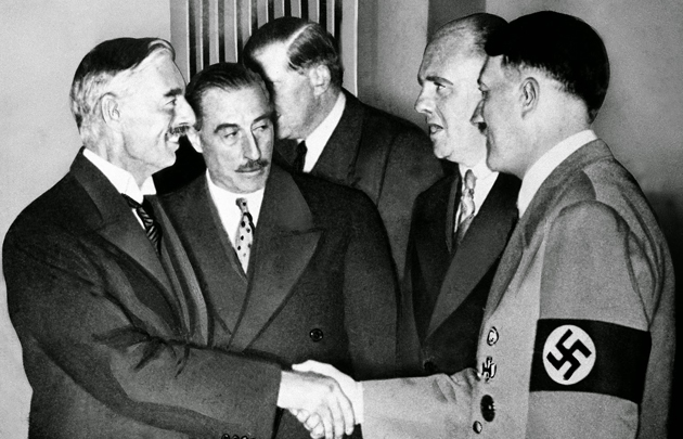 Рукопожатие А. Гитлера и Н. Чемберлена на Мюнхенской конференции