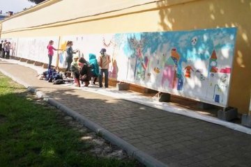 Больше 100 юных художников разрисовывают стену собора Святого Юра во Львове