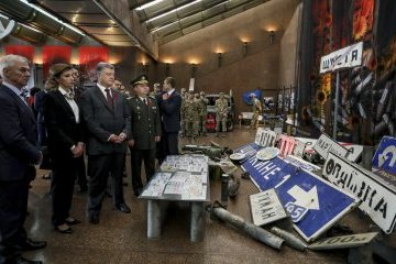 Президентське подружжя відвідало виставку «Український Схід»