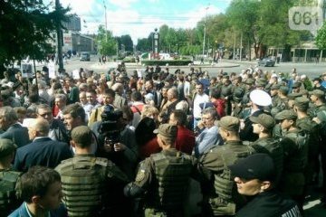У Запоріжжі під мерією сталися сутички між мітингувальниками
