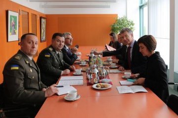 Полторак у Німеччині запевнив, що Україна не порушує Мінські домовленості