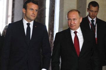Попри погіршення відносин з РФ, Макрон не відмінив свого візиту до Петербургу