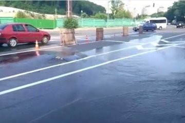 У Києві знову прорив – затопило вулицю на Печерську