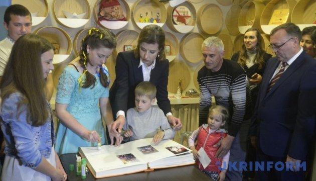Марина Порошенко привезла «Книгу Миру» до Вінниці