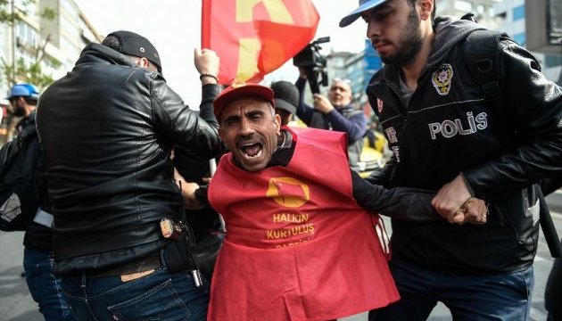 Поліція Стамбула сльозогінним газом розігнала першотравневу демонстрацію