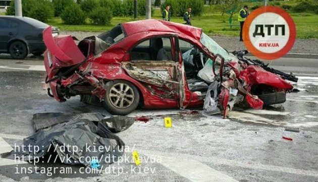 У Києві таксі врізалося у відбійник, водій загинув 