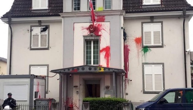 Генконсульство Туреччини в Цюриху залили фарбою Генконсульство Туреччини в Цюриху залили фарбою