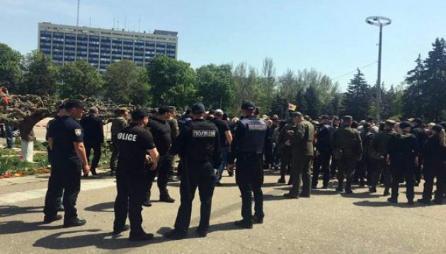 En la ciudad de Odesa evacuan a la gente tras el mensaje sobre la bomba en la Casa de los Sindicatos 