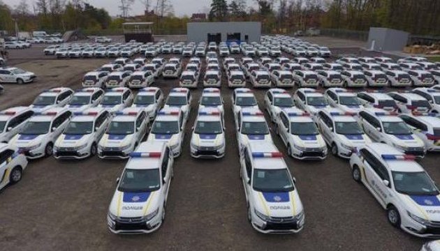 Українські поліцейські отримали першу партію гібридних Mitsubishi