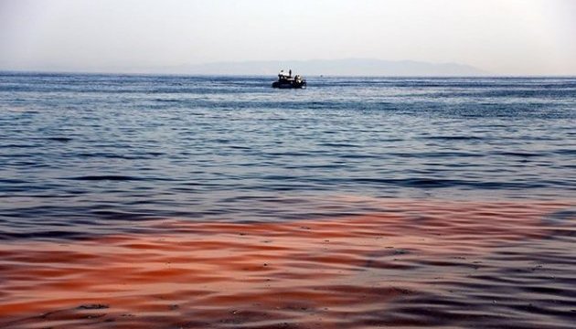 У Туреччині море забарвилося в помаранчевий