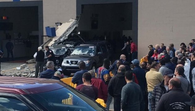 На автомобільному аукціоні у США джип врізався у натовп, є жертви