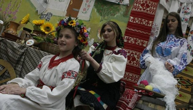 Traditional Ukrainian clothes presented to foreign journalists in ArtHub of Ukrinform
