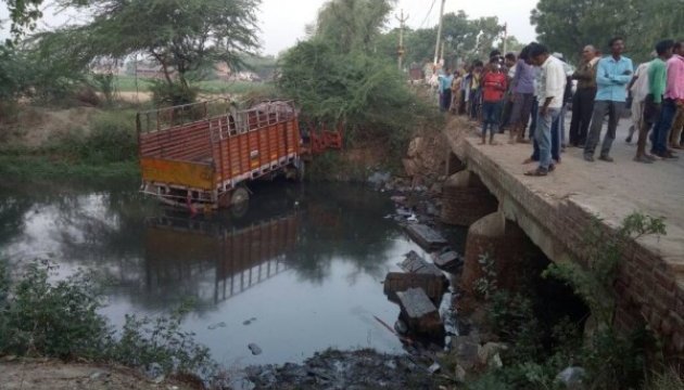 В Індії вантажівка упала в канал, 14 загиблих